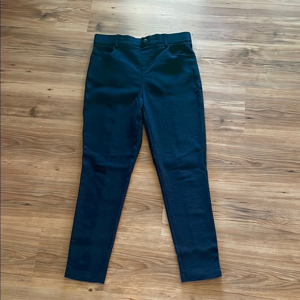 Black Cropped Ankle Pants with Sleek Design